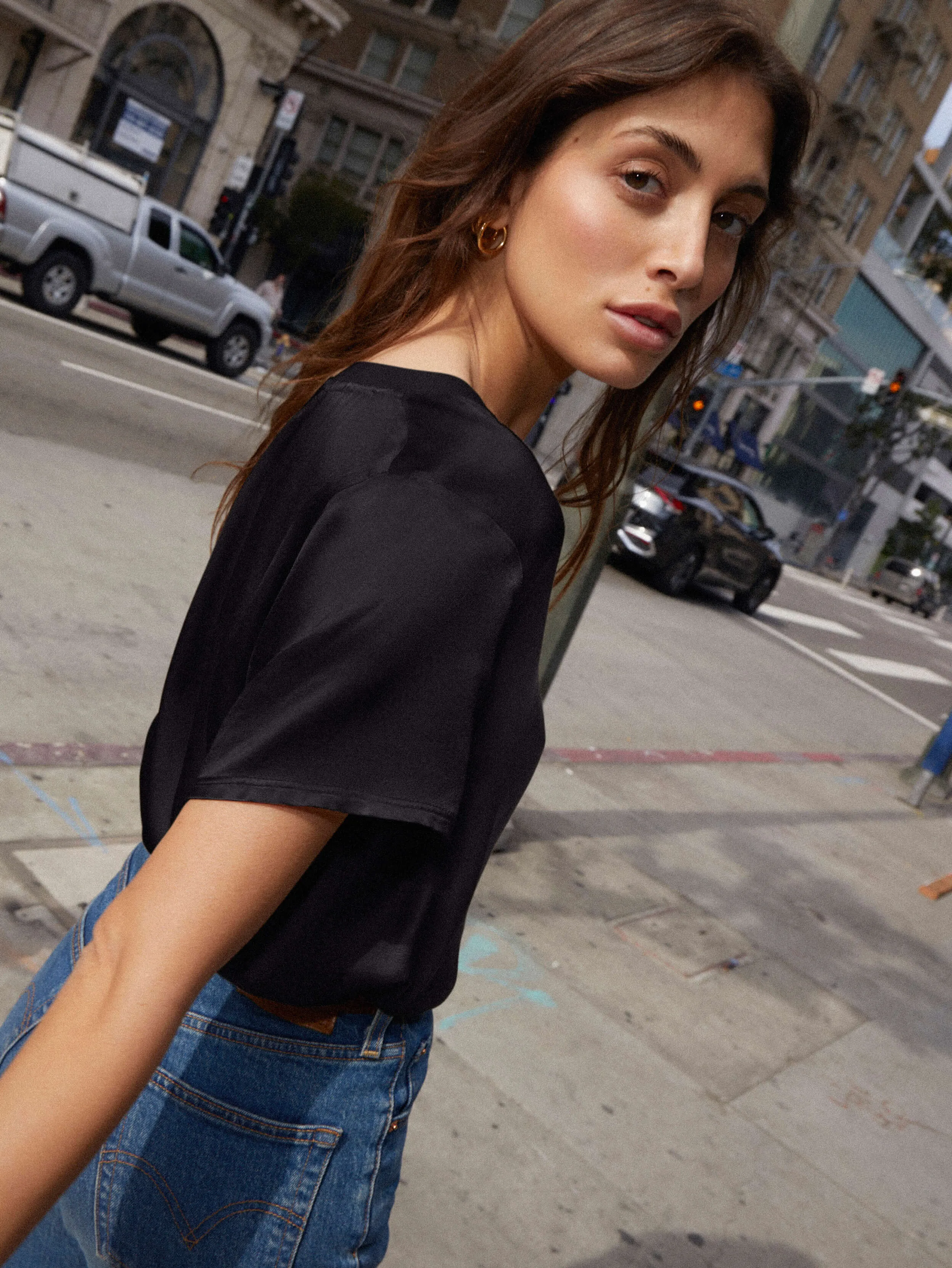 JUNE V NECK TEE IN BLACK