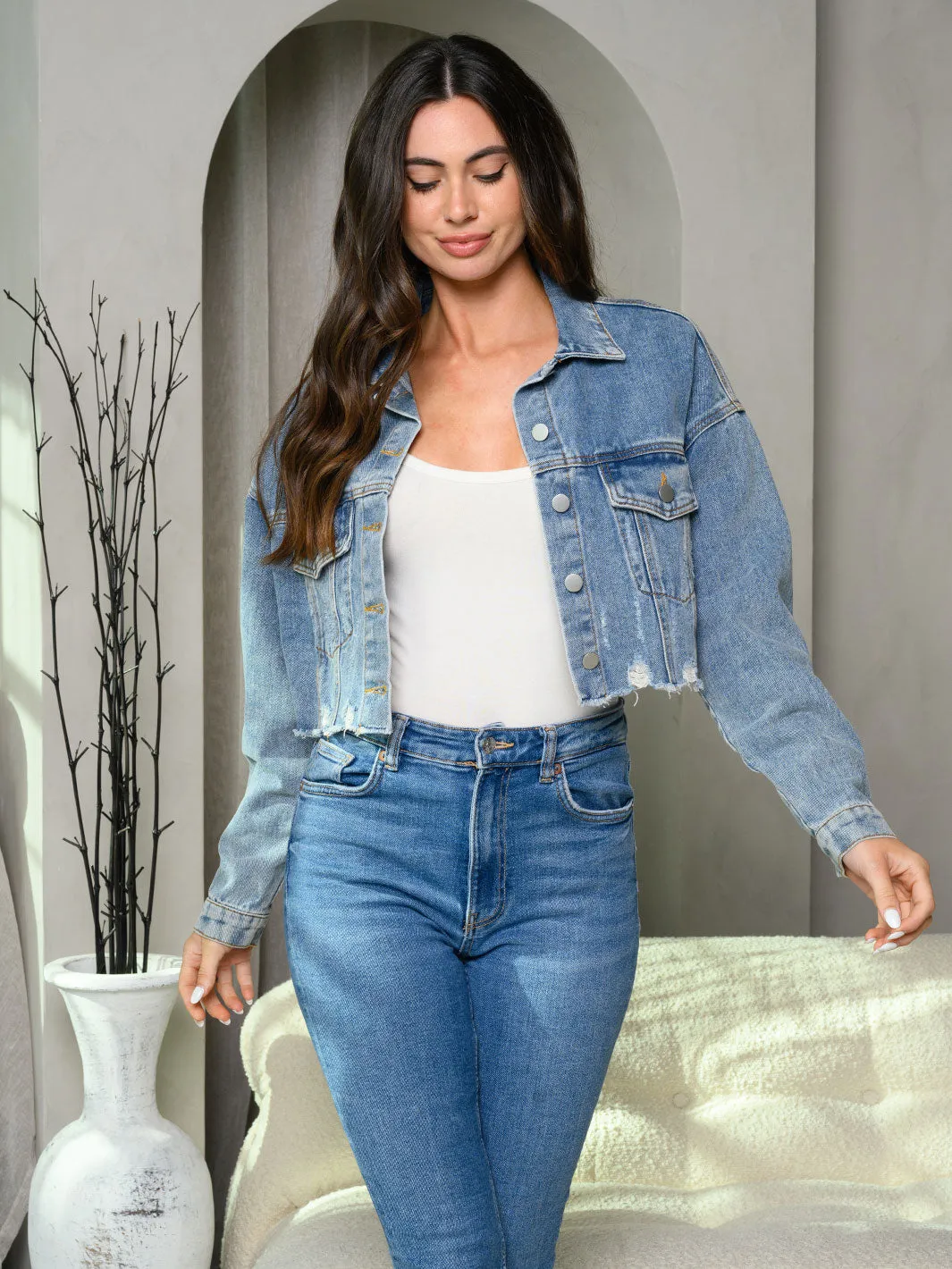WOMEN'S LONG SLEEVE DISTRESSED CROPPED DENIM JACKET
