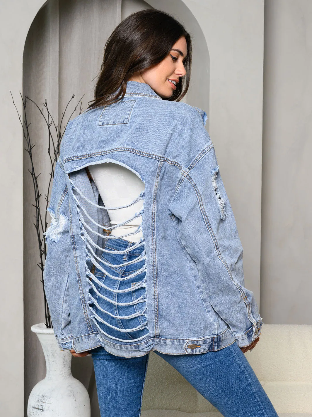 WOMEN'S LONG SLEEVE WASHED DISTRESSED BACK DETAILED DENIM JACKET
