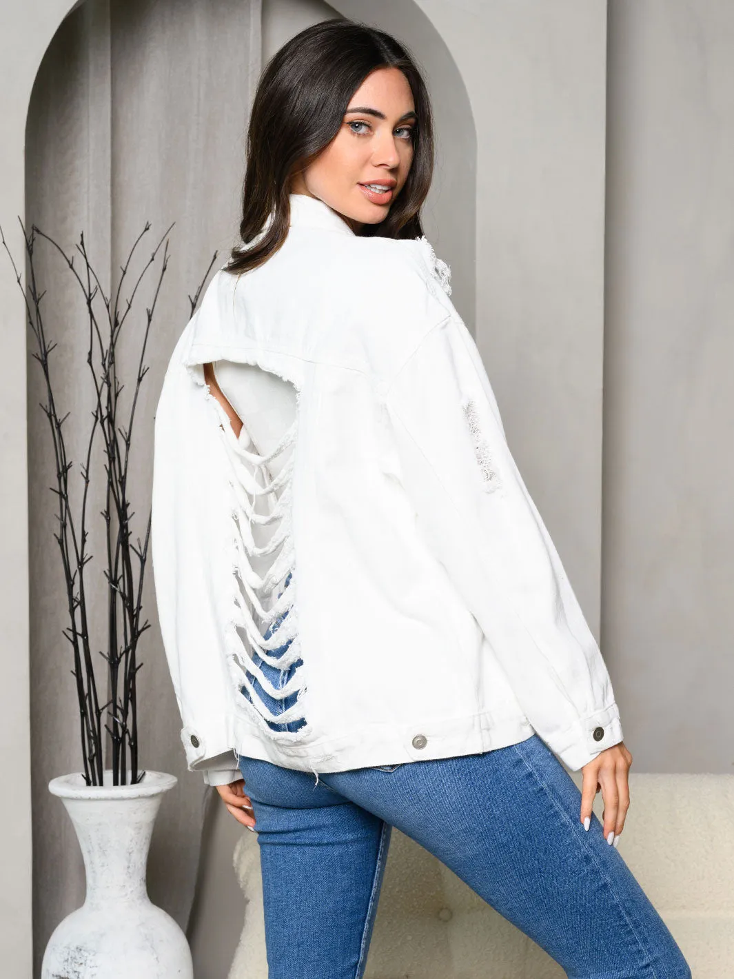 WOMEN'S LONG SLEEVE WASHED DISTRESSED BACK DETAILED DENIM JACKET