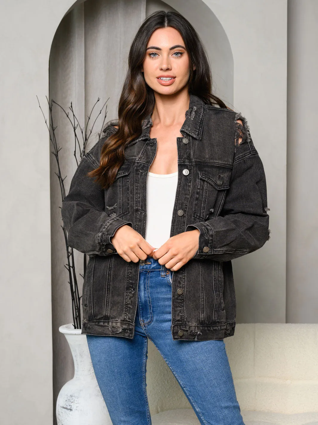WOMEN'S LONG SLEEVE WASHED DISTRESSED BACK DETAILED DENIM JACKET